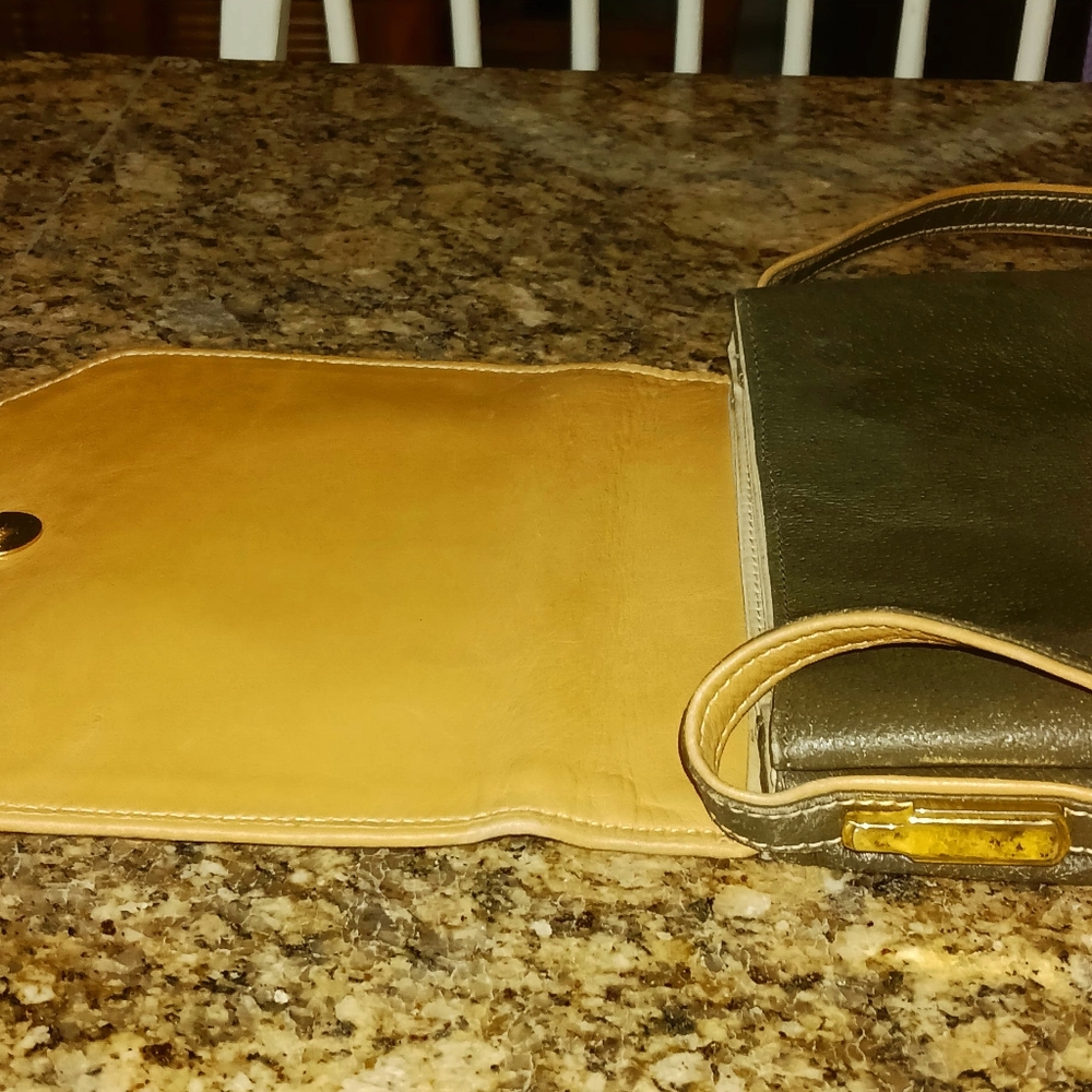 Gucci  Plus Vintage Leather Crossbody Messenger Bag. Accepting offers! - Picture 3 of 16
